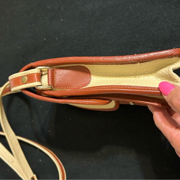 Elegant Cream and Brown Leather Crossbody Bag - Picture 14 of 16